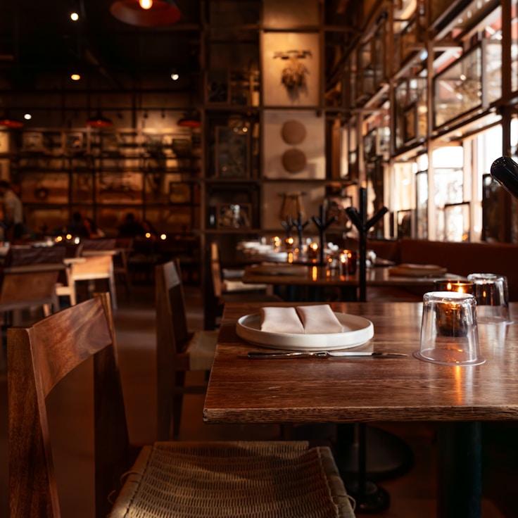 Casual restaurant with booth seating